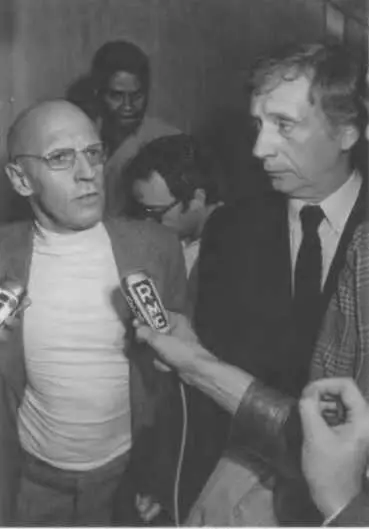 Фуко и Ив Монтан дают интервью после их выдворения из Испании Сентябрь 1975 - фото 18