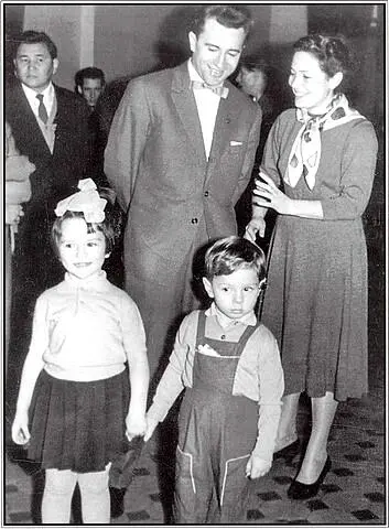 Наша семья на детском празднике в 1961 году Наш трехлетний сын с подружкой - фото 11