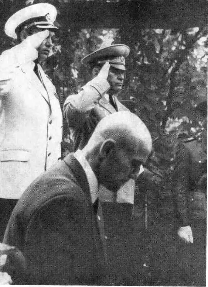 1972 год Советская военная делегация у могилы генерала В Заимова - фото 61