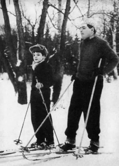 С Костей на лыжной прогулке в Зеленогорске 1961г Монолог За чашкой чая в - фото 35