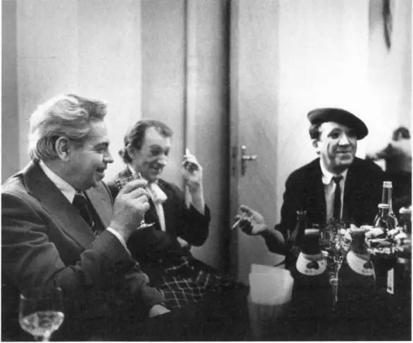 С М И Шуйдиным и Ю В Никулиным за кулисами цирка Конец 1960х гг М М - фото 44