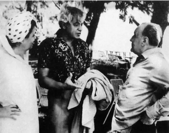 С Яношем Кадаром и его женой Марией на озере Балатон в Венгрии 1981 г - фото 53