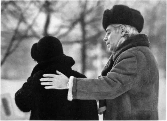 С Ромой на прогулке Конец 1970х гг Дома в Благовещенском переулке - фото 70