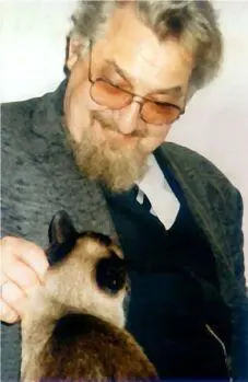 А Балабуха с кошкой Басей 2003 год С Балабухой мы сразу очень подружились - фото 21
