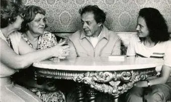 После вечера стихов Слева неизвестная дама далее Г Усова я и наша старшая - фото 43