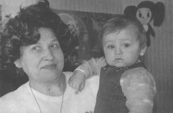 Мама Мария Герасимовна с внуком Степаном 1980 год Отец Евгений Владиславович - фото 1