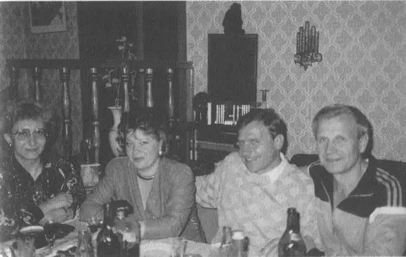 Меницкие у себя дома принимают друзей В И Колоскова с супругой 1986 год - фото 10
