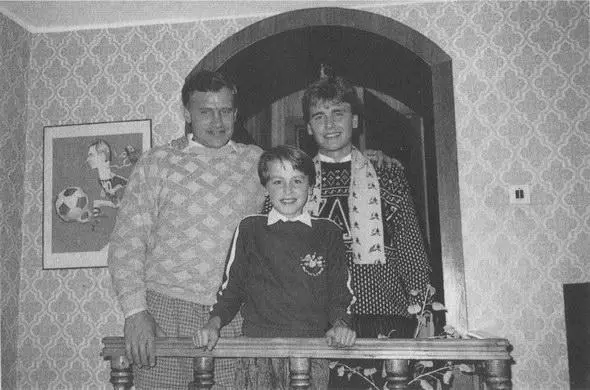С сыновьями Степаном и Алексеем 1986 год Наши МиГи успешно осваивали летчики - фото 14