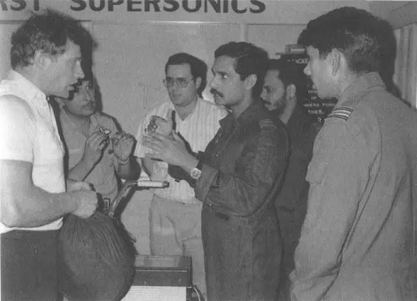 Наши МиГи успешно осваивали летчики Индии Послеполетный разбор 1987 год - фото 15