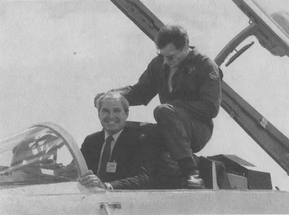 Рон Прайс президент авиашоу в Канаде был счастлив посидеть в кабине МиГ29 - фото 21