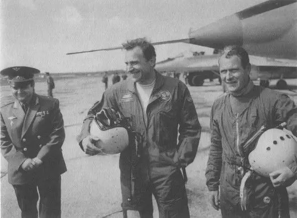 Слева направо В Соколов командир дивизии В Меницкий и командующий ВВС - фото 23