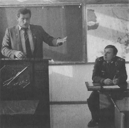 В Меницкий читает лекцию в липецком Центре боевого применения ВВС 1987 год - фото 36