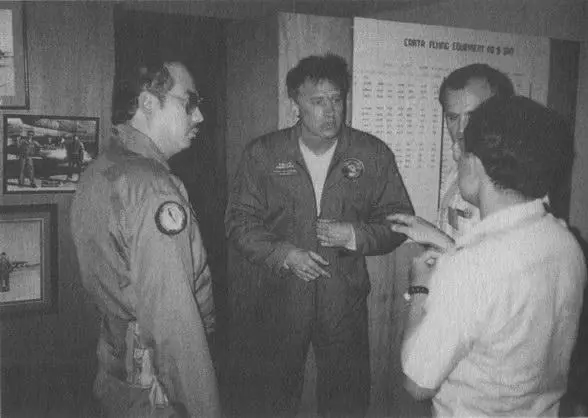 После полета на МиГ29 с министром обороны страны Наджибом крайний справа - фото 42
