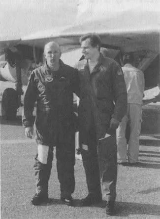 Два друга после полета Терри Стинсен и Валерий Меницкий 1991 год В кабинете - фото 48