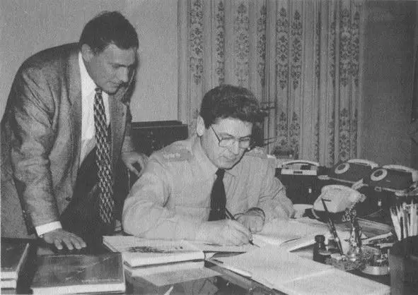 В кабинете главкома ВВС генералполковника П С Дейнекина 1995 год Перекур - фото 49