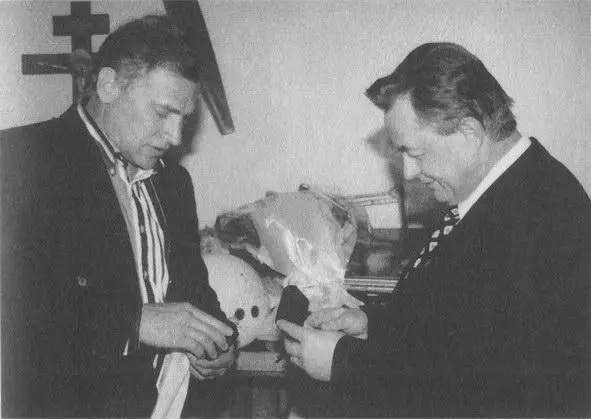 Глава президентской администрации Н В Егоров в неофициальной обстановке 1996 - фото 52