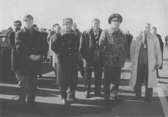 На показе МиГАТ в Жуковском 1996 год Слева направо Р Беляков П Дейнекин - фото 53