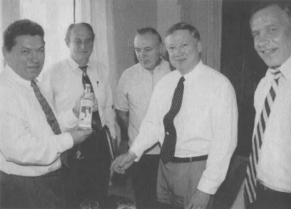 Бен Ламбет второй справа на встрече с главкомом ВВС П Дейнекиным 1996 год - фото 56