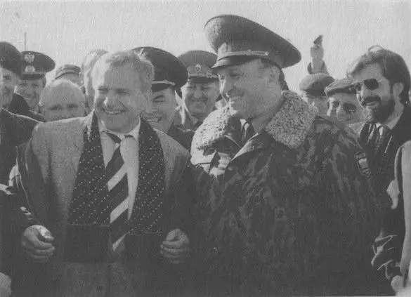 С П С Грачевым на аэродроме в Жуковском 1997 год В кабине нового МиГАТ но - фото 60