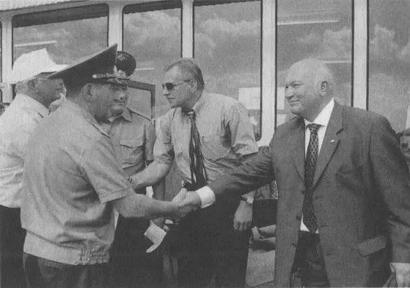 Юрий Лужков и Валерий Меницкий встречают гостей на аэродроме в Жуковском зам - фото 65