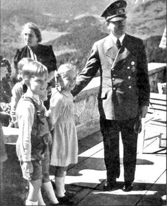 А Гитлер с детьми М Бормана Генерал Ф Паулюс В Кейтель - фото 12