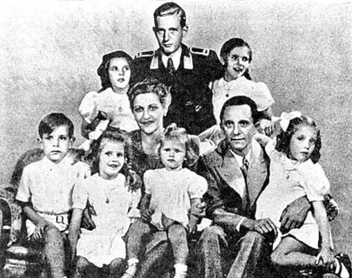 Геббельс с женой детьми и приемным сыном Харальдом Ф В Канарис Министр - фото 18