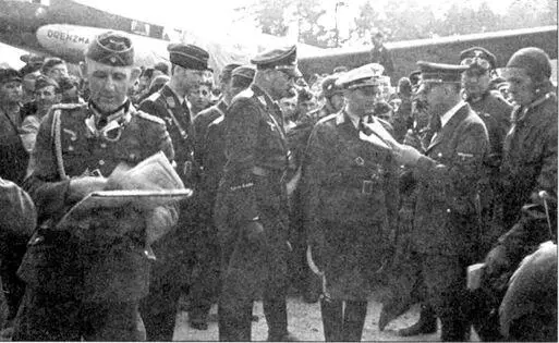 Гитлер среди офицеров люфтваффе Гитлер среди высших чинов вермахта и НСДАП - фото 21