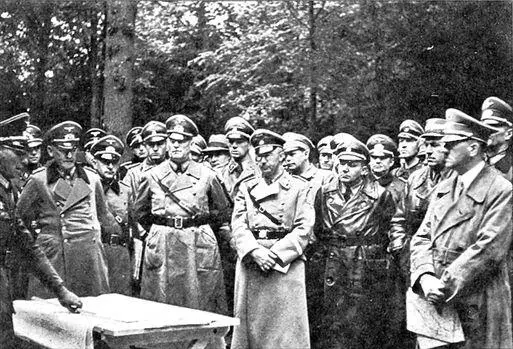 Гитлер среди высших чинов вермахта и НСДАП Гитлер инспектирует войска 5 - фото 22