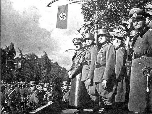 Гитлер инспектирует войска 5 октября 1939 г Советские и германские офицеры - фото 23