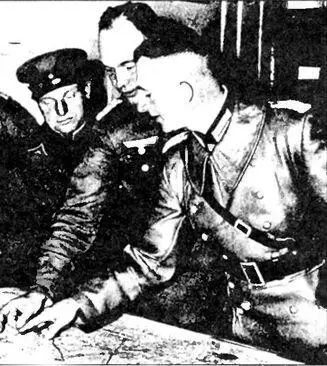 Советские и германские офицеры уточняют места отвода войск Сентябрь 1939 г - фото 24