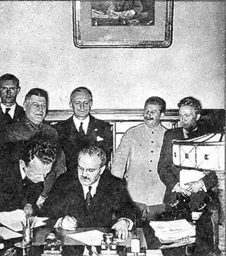 Сталин Молотов Ворошилов Жданов и Риббентроп при подписании - фото 25