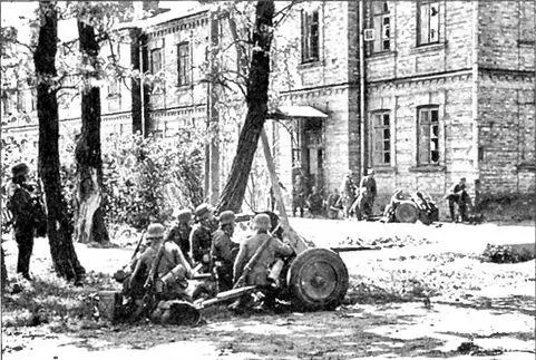 Немецкие войска ведут бой у Брестской крепости 1941 г Немецкие офицеры у - фото 30
