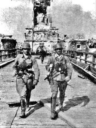 Немецкие офицеры у захваченных Тереспольских ворот Брестской крепости Жены и - фото 31