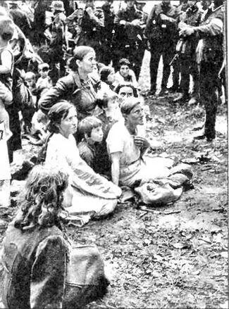 Жены и дети командиров РККА под дулами немецких автоматов Брест Июнь 1941 г - фото 32