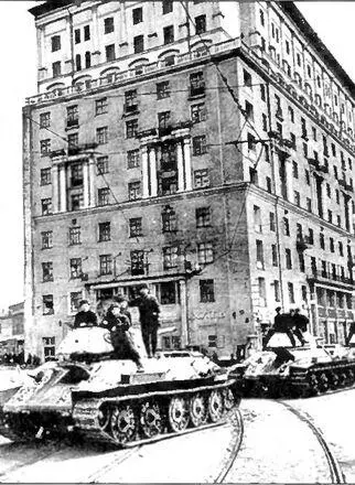 Танки на улицах Москвы 1941 г Военный патруль на Красной площади Москва - фото 33