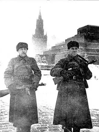 Военный патруль на Красной площади Москва 1941 г Переправа немецкой - фото 34