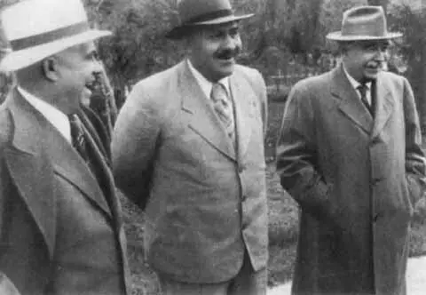 С Л M Кагановичем в центре и Д З Мануильским Межгорье 1 мая 1947 г - фото 40