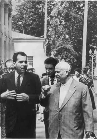 С вицепрезидентом США Ричардом Никсоном Москва Лето 1959 г H С Хрушев - фото 52