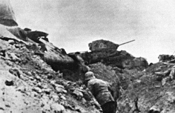 Подбитые советские танки у немецкой траншеи Район Ржева август 1942 г - фото 67