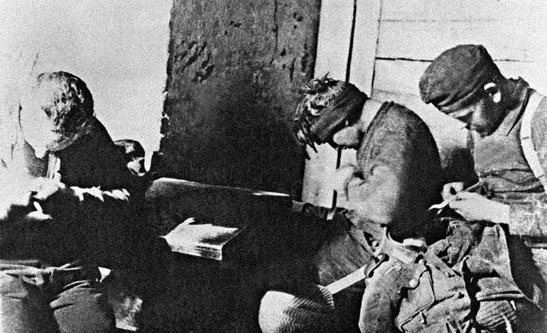 Немецкие солдаты за уничтожением вшей Район Ржева летоосень 1942 г Итоги - фото 71