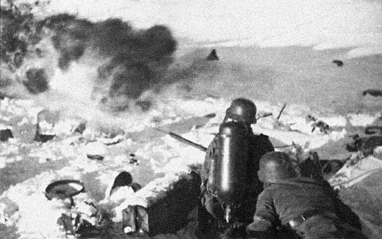 Немецкие огнеметчики отражают атаку Район Ржева январь 1943 г В то время - фото 93