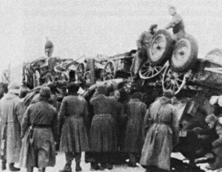 Погрузка техники перед отходом немецких войск Февраль 1943 г Части - фото 97