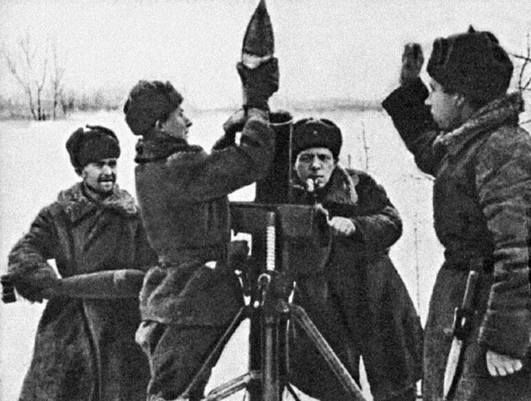 Минометный расчет старшего сержанта М Деева в бою Район Ржева начало 1943 г - фото 100