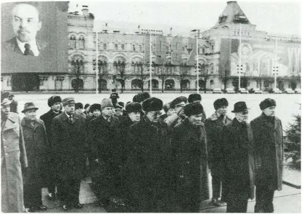 Похороны Л И Брежнева В первом ряду слева направо Ю В Андропов К У - фото 4