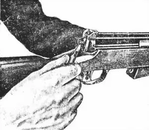 Рис 45 Поворот запора втулки коробки Рис 46 Утапливание защелки спусковой - фото 45