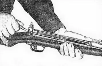 Рис 46 Утапливание защелки спусковой скобы Рис 47 Отделение спусковой - фото 46