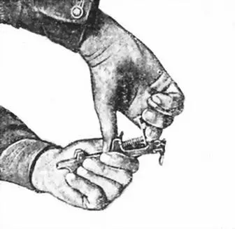 Рис 52 Отделение курка с боевой пружиной и стержнем от спусковой скобы Рис - фото 52
