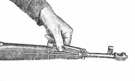 Рис 64 Одевание кожуха Рис 65 Соединение спусковой скобы с коробкой 3 - фото 64