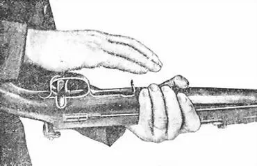 Рис 65 Соединение спусковой скобы с коробкой 3 Сборка карабина Собирать - фото 65