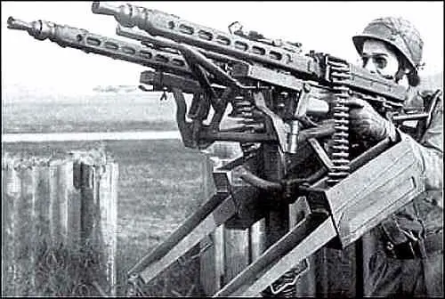 Спаренный зенитный пулемет MG42 на зенитной установке С помощью такой - фото 66